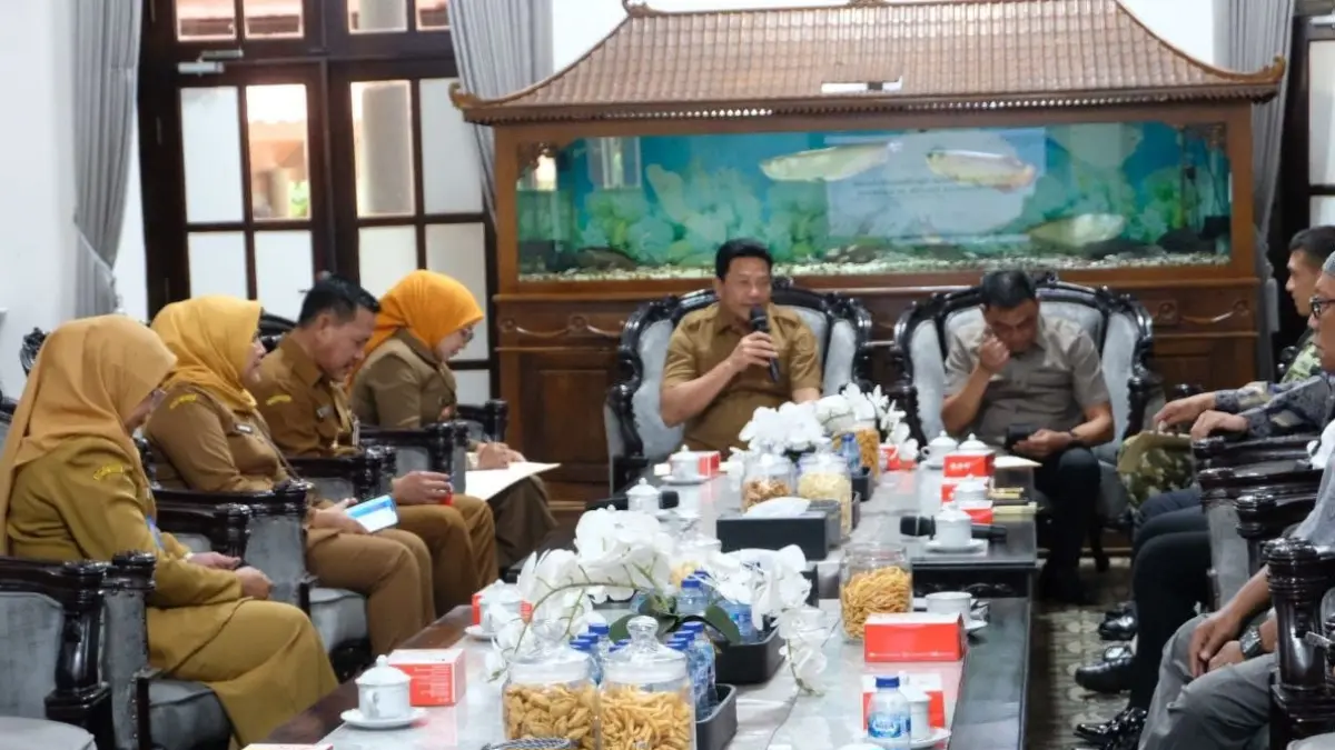 KOORDINASI: Bupati Sidoarjo Subandi gelar rapat koordinasi dengan&nbsp;
berbagai elemen.