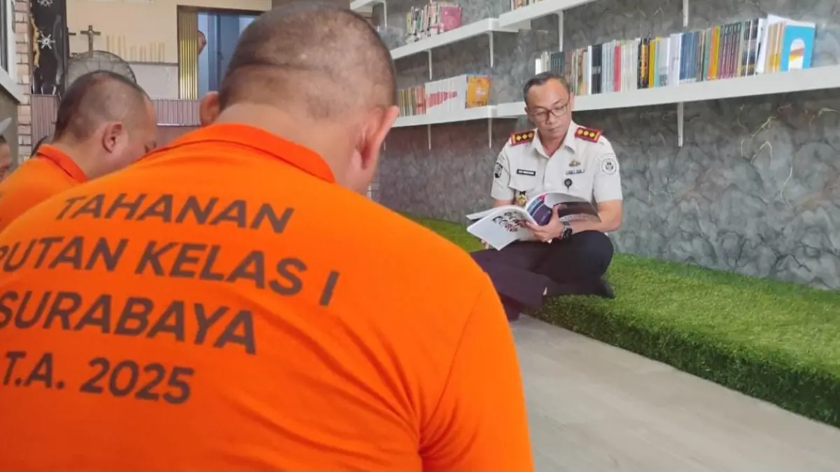 LITERASI: Warga binaan bersama Kepala Rutan (Karutan) Kelas I Surabaya Tristiantoro Adi Wibowo membaca buku di perpustakaan rutan sebagai bagian dari program pembinaan. (DIKY SANSIRI/RADAR SIDOARJO)