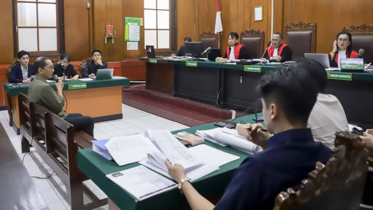 FAKTA: Suasana sidang di Pengadilan Negeri Surabaya, Rabu (8/7) dengan agenda keterangan saksi itu Lukman Hardiansyah, mantan karyawan PT Java Fortis. (Alfian Rizal/Jawa Pos)