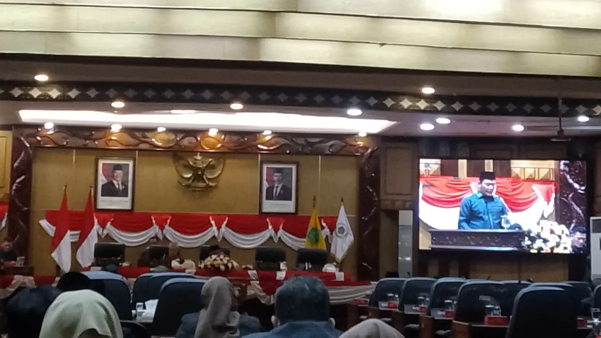 JAWABAN: Bupati Sidoarjo Subandi saat menyampaikan jawaban atas pandangan umum seluruh fraksi DPRD dalam Rapat Paripurna DPRD Kabupaten Sidoarjo, Rabu (8/7). (DIKY SANSIRI/RADAR SIDOARJO)