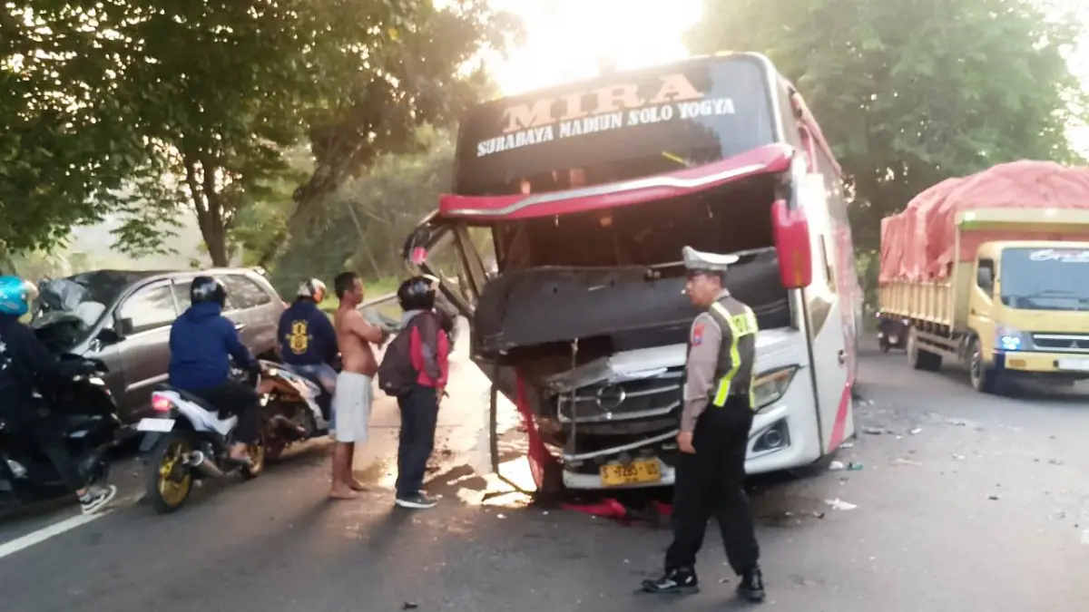 NGEBUT: Polisi saat memeriksa lokasi kecelakaan lalu lintas di Jalan Raya Seduri, Balongbendo.