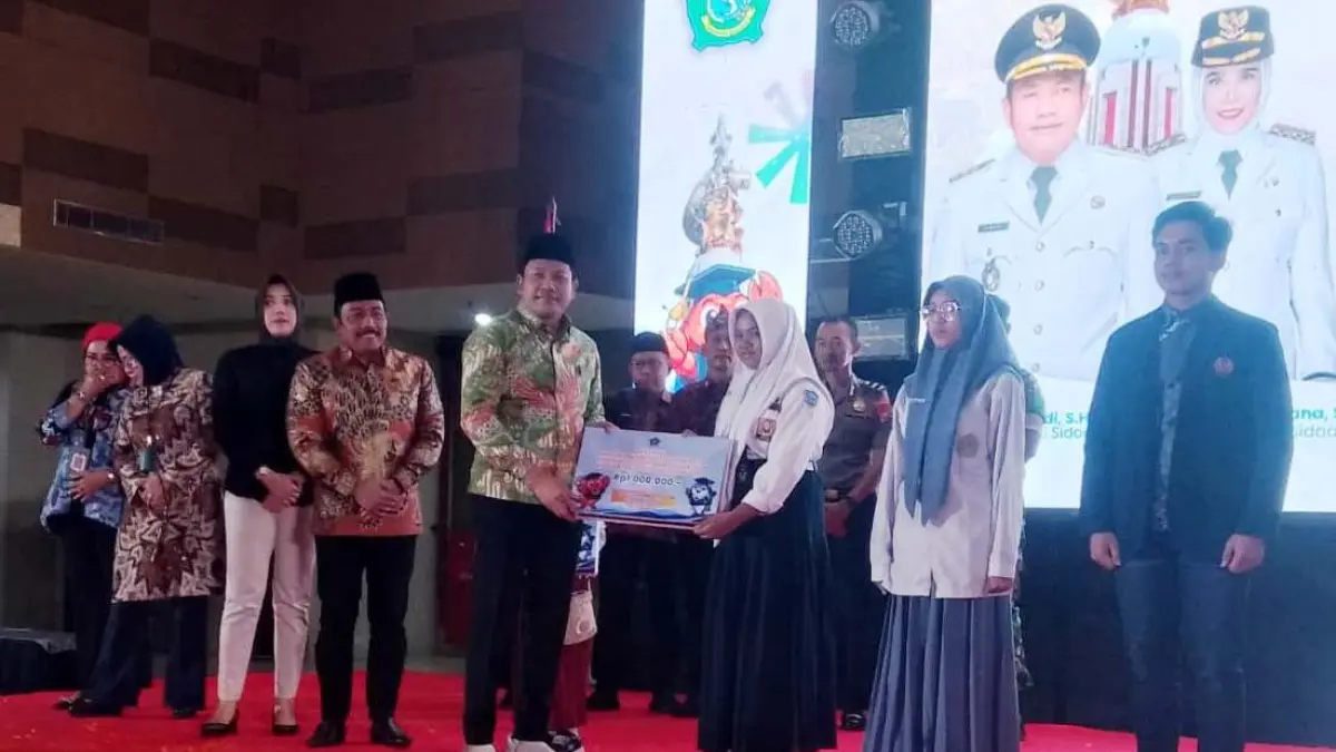 
PEDULI: Bupati Sidoarjo Subandi menyerahkan beasiswa secara simbolis kepada pelajar dan mahasiswa di Mal Pelayanan Publik (MPP) Sidoarjo, Kamis (10/7). (DIKY SANSIRI/RADAR SIDOARJO)