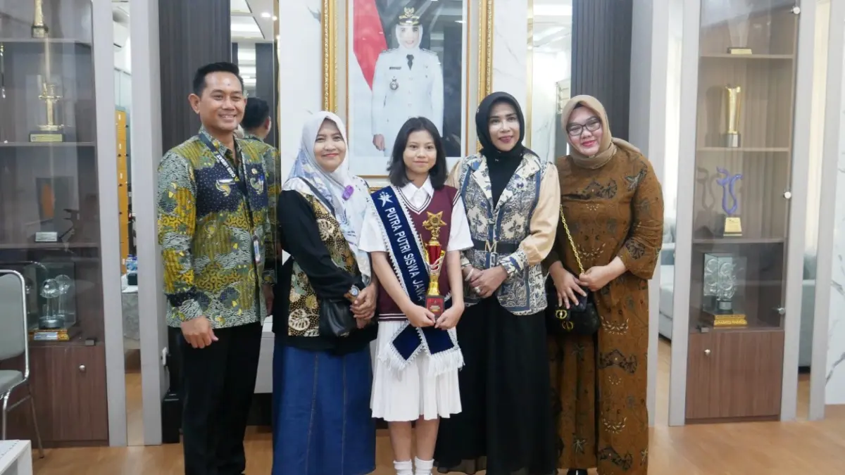 BANGGA: Wakil Bupati Sidoarjo Mimik Idayana (dua dari kanan) memberikan apresiasi kepada Kanaya Syakira Pramudya.