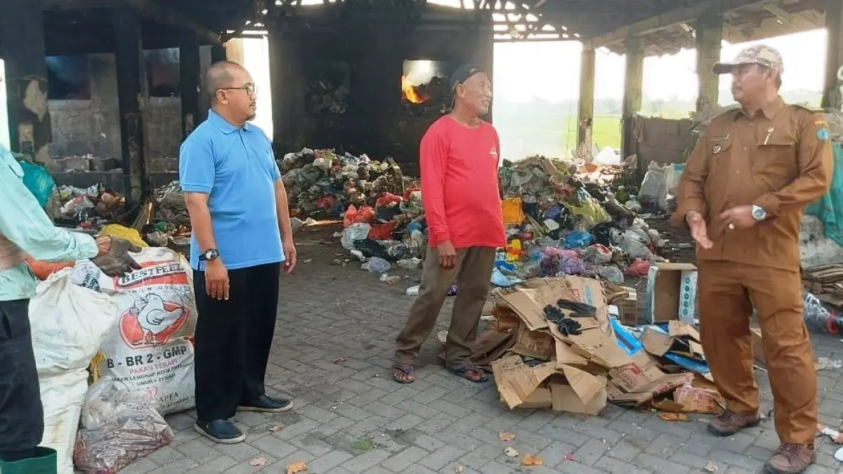 MANDIRI: TPS3R Bringinbendo, Kecamatan Taman, Sidoarjo, membutuhkan perluasan hanggar, tambahan armada, hingga mesin pengolah sampah untuk meningkatkan kapasitas layanan. (DIKY SANSIRI/RADAR SIDOARJO)

