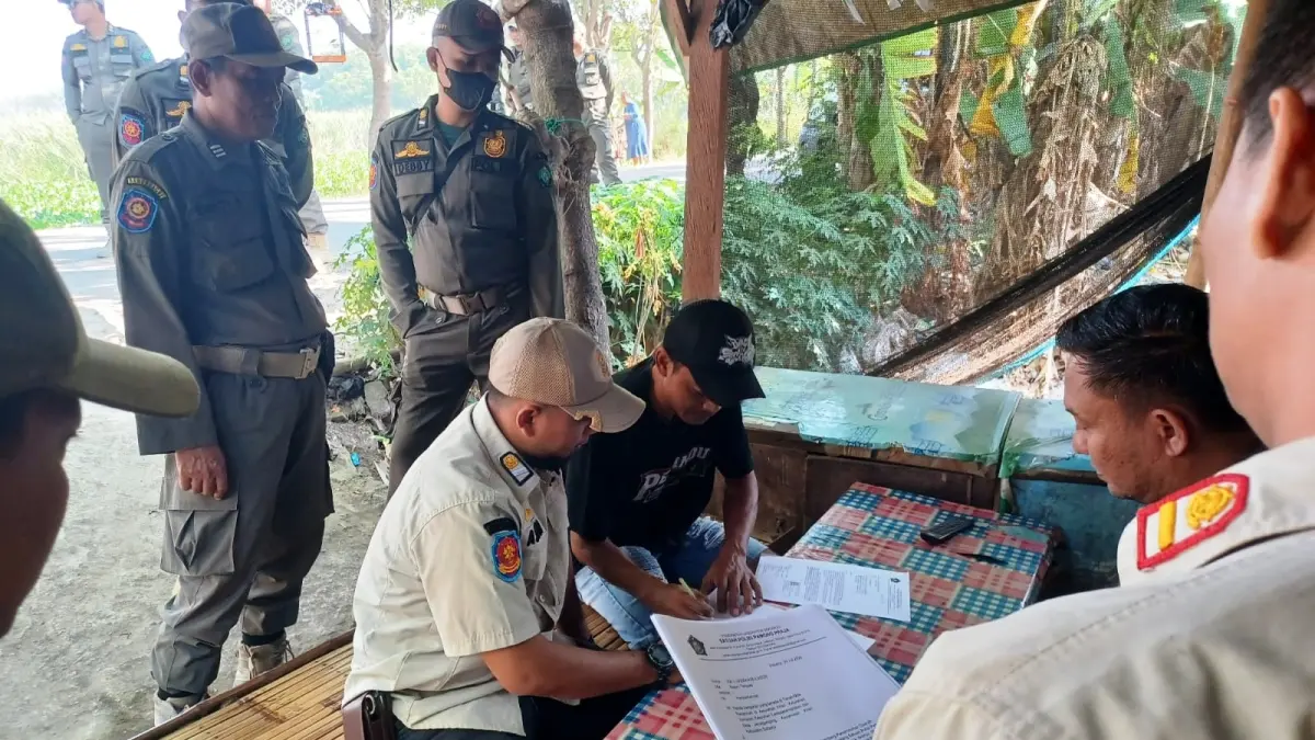 PENCEGAHAN: Personel Satpol PP Sidoarjo mendata penghuni dan pedagang lapak di kawasan Krengseng, Krian, Sidoarjo.