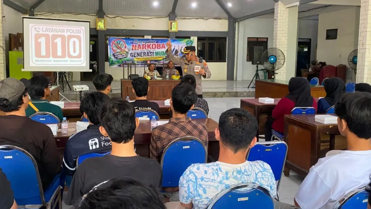 PENCEGAHAN: Kapolsek Balongbendo Kompol Sunari saat menyosialisasikan P4GN di Desa Balongbendo, Sidoarjo.&nbsp;