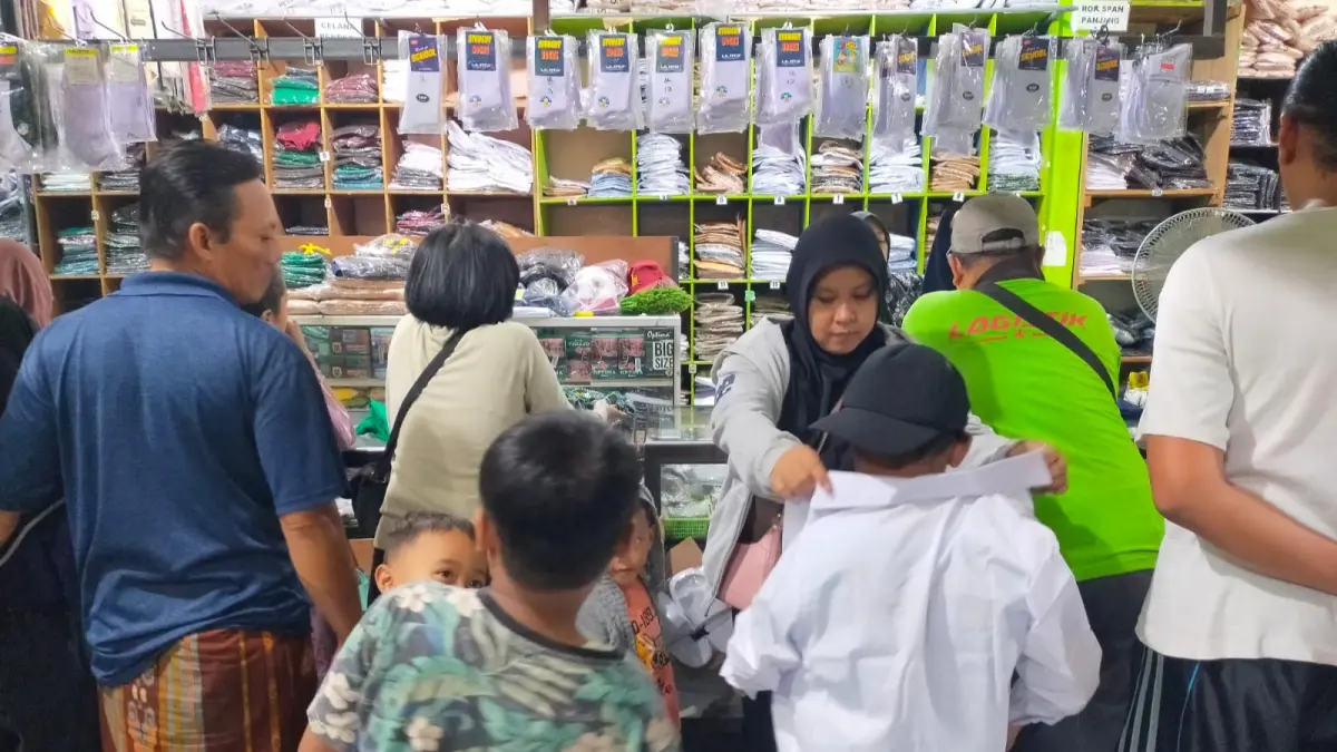 PERSIAPAN: Sejumlah orang tua membeli seragam sekolah untuk anaknya di salah satu toko di Jalan Kundi, Waru, Sidoarjo.&nbsp;