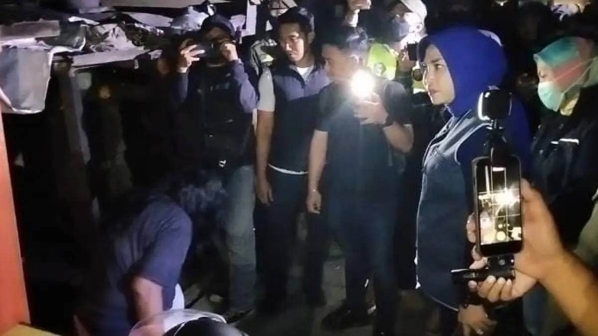 TEGAS: Wabup Sidoarjo Mimik Idayana saat menggerebek lokalisasi di Krengseng, Desa Jerukgamping, Kecamatan Krian, Sabtu (11/7) malam. (DIKY SANSIRI/RADAR SIDOARJO)