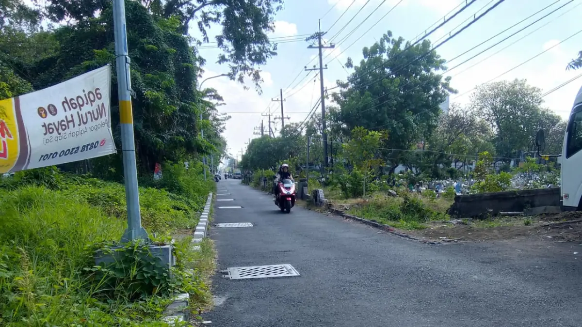 TERDAMPAK: Pembebasan lahan makam di wilayah Waru, Sidoarjo, masih belum tuntas, Minggu (12/7). (DIKY SANSIRI/RADAR SIDOARJO)