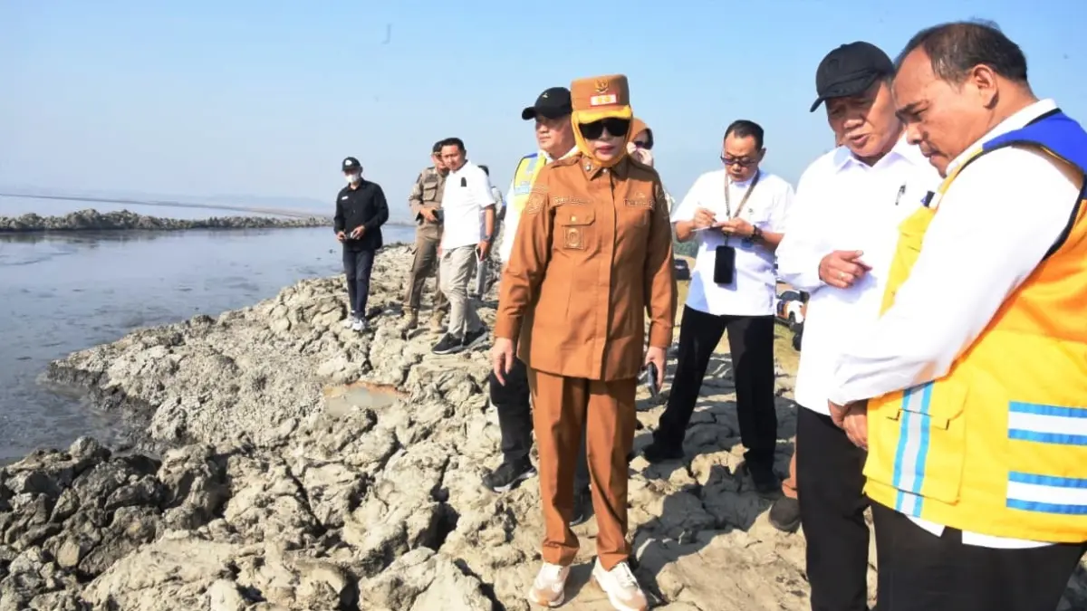 BUTUH PENANGANAN: Ketua Kelompok Fraksi (Kapoksi) Komisi VII DPR RI Fraksi Partai Gerindra Bambang Haryo Soekartono (BHS) bersama Wakil Bupati Sidoarjo Mimik Idayana meninjau kawasan Lumpur Porong, Senin (13/7). (RUDIANTO/RADAR SIDOARJO)