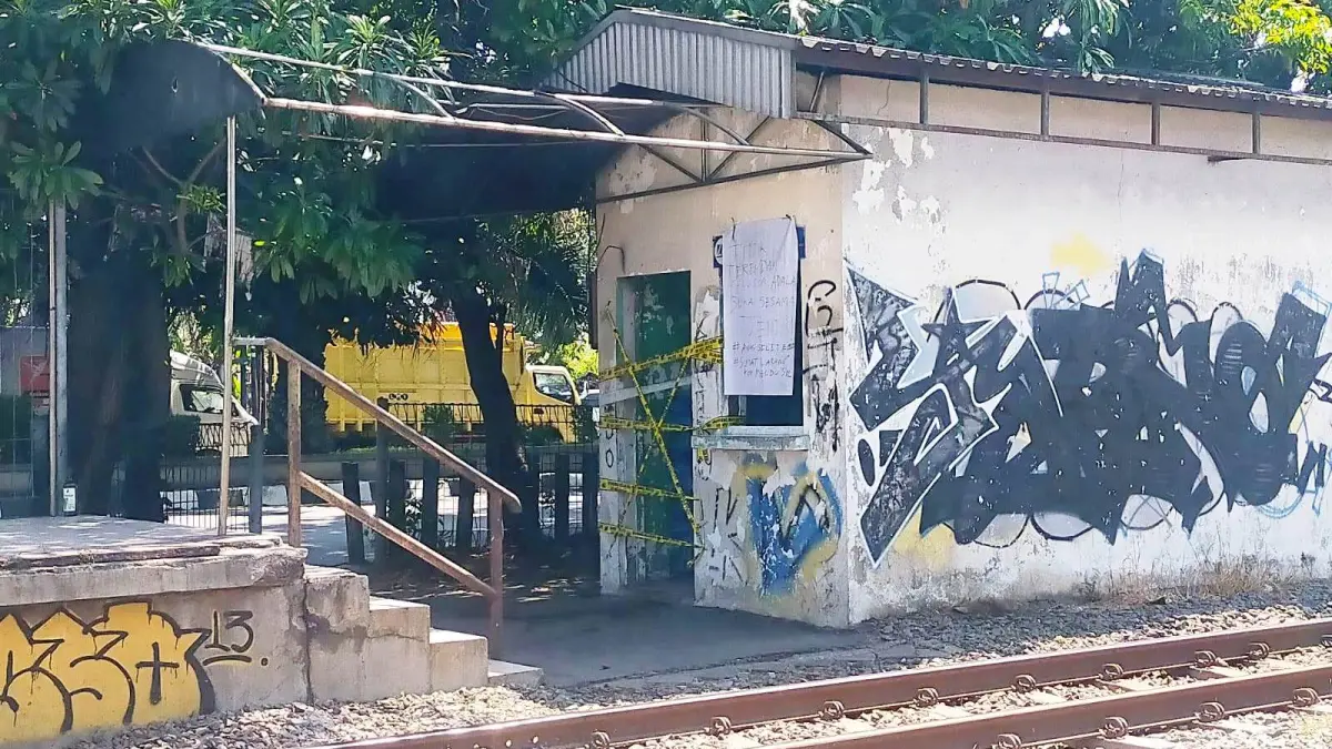 DISEGEL: Bangunan bekas halte kereta api di kawasan Sawotratap, Kecamatan Gedangan ditutup warga. (SURYANTO/RADAR SIDOARJO)