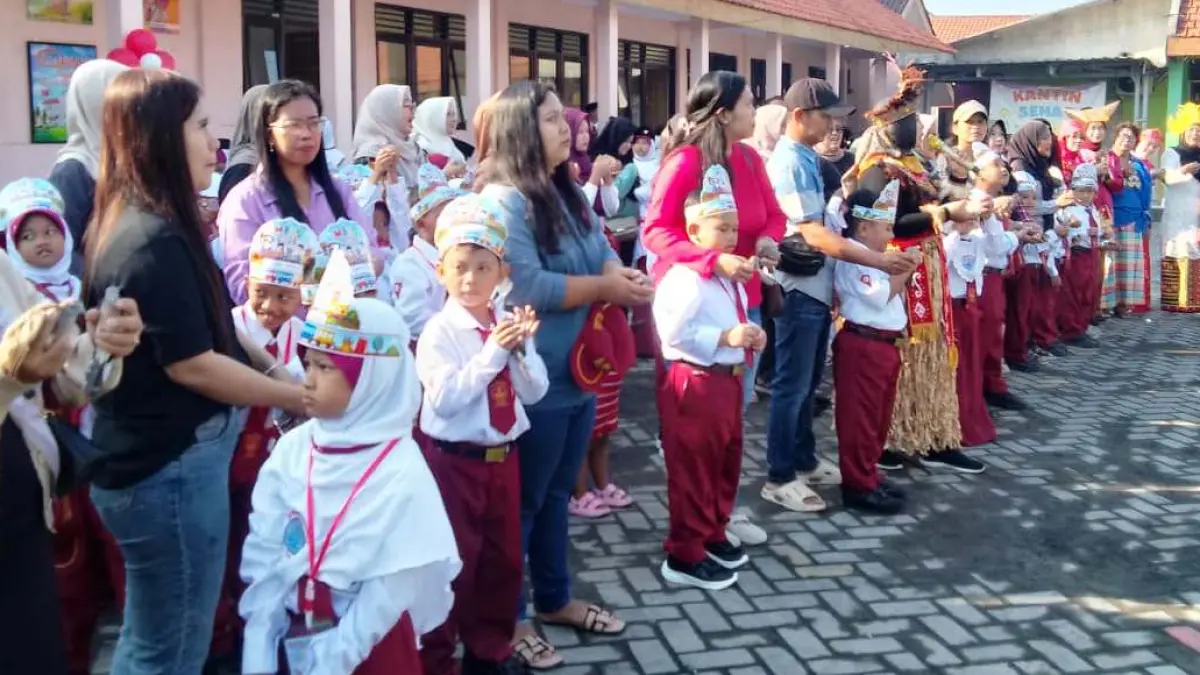 SEMANGAT: Siswa baru bersama orang tua dan guru melepaskan ratusan burung saat hari pertama Masa Pengenalan Lingkungan Sekolah (MPLS) di SDN Trosobo, Kecamatan Taman, Sidoarjo, Senin (13/7). (DIKY SANSIRI/RADAR SIDOARJO)