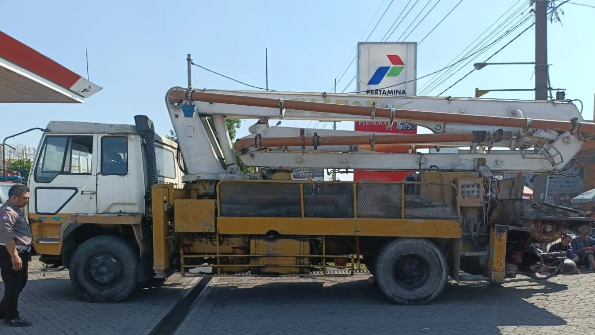 DIAMANKAN: Mobil truk pompa beton yang terlibat kecelakaan maut di Jalan Raya Sukodono, Selasa (14/7).