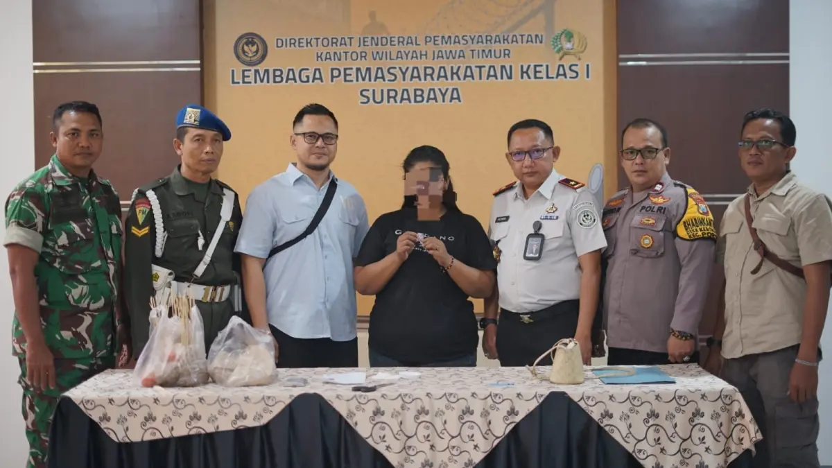 GAGAL TOTAL: Kepala Lapas Kelas I Surabaya Sohibur Rachman (tiga dari kanan) bersama pelaku dan barang bukti pil ekstasi yang gagal diselundupkan ke dalam lapas.