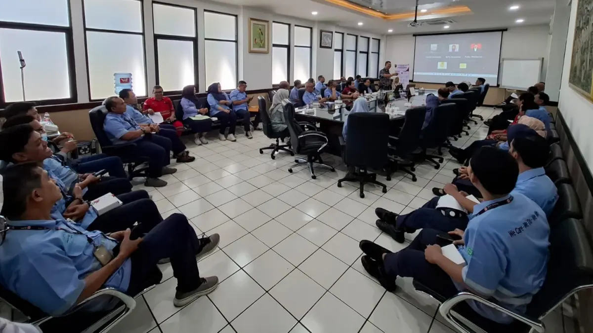 KOLABORASI: Seminar dihadiri para pekerja Tjiwi Kimia serta Public Affair & License Manager PT Pabrik Kertas Tjiwi Kimia Tbk, Beny Haryawan S.T., S.H., M.M., yang bertindak sebagai penguji dari pihak perusahaan.