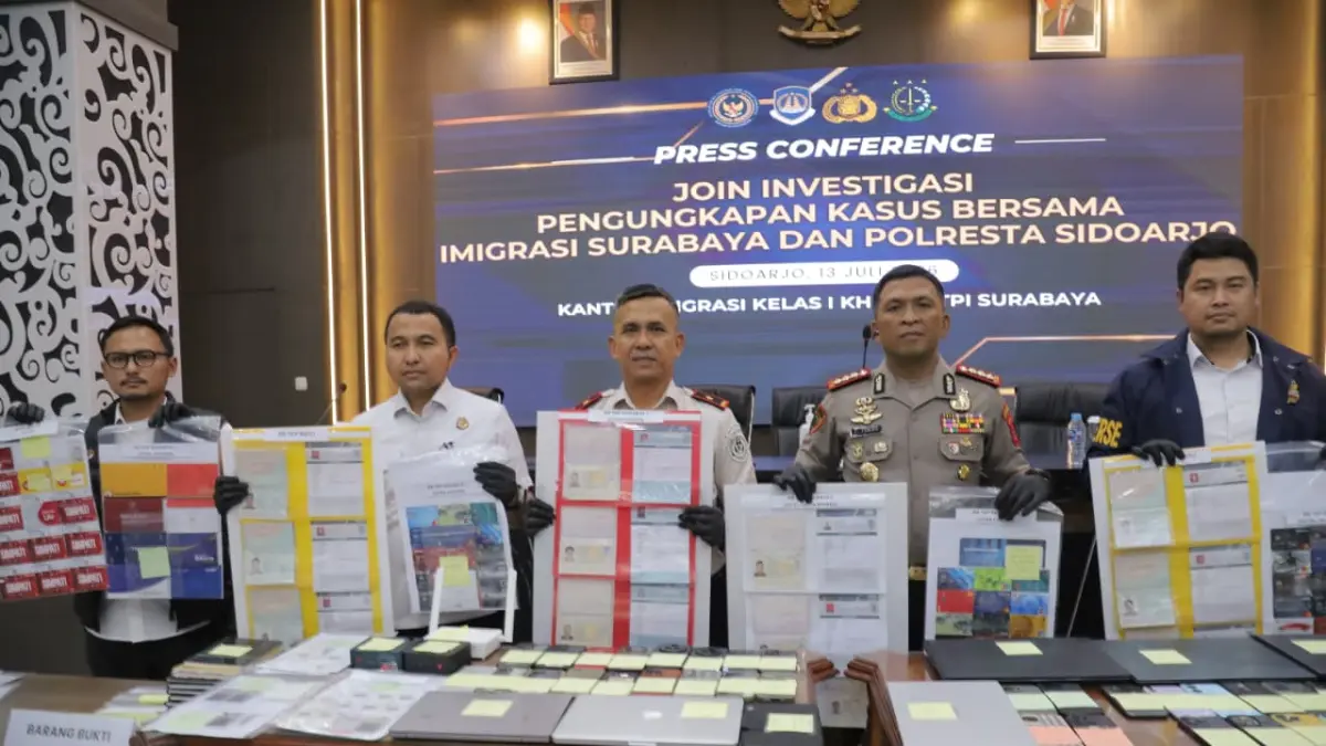 PENINDAKAN: Imigrasi dan Polresta Sidoarjo menunjukkan barang bukti yang diamankan dari WNA asal China dan Vietnam.&nbsp;