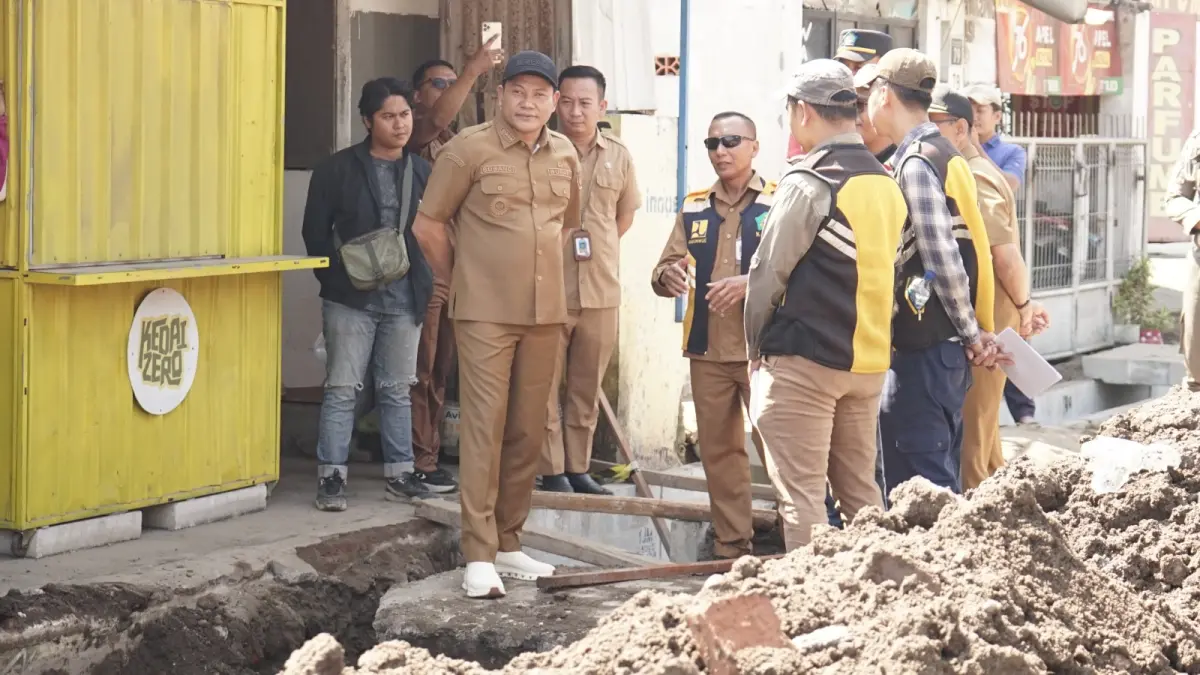PERCEPATAN: Bupati Sidoarjo Subandi meninjau proyek betonisasi di Jalan Raya Bluru Kidul, Kecamatan Sidoarjo.