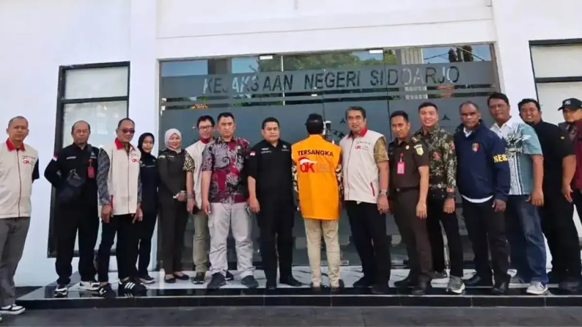 SIGAP: Perwakilan OJK melimpahkan tersangka (menghadap belakang) dan barang bukti kasus dugaan tindak pidana perbankan ke Kejaksaan Negeri Sidoarjo.
