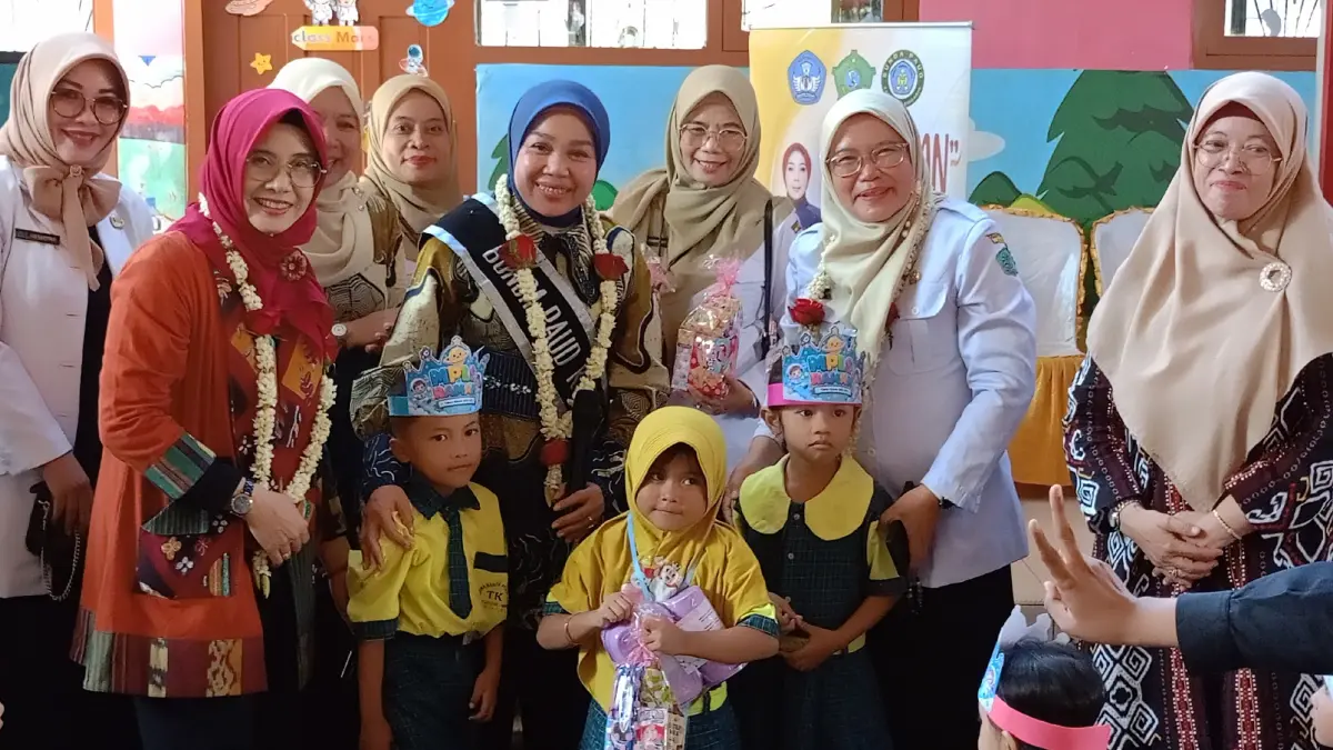 SAYANG ANAK: Bunda PAUD Sidoarjo Sriatun Subandi (tengah) didampingi Plt Kepala Dinas Pendidikan dan Kebudayaan Sidoarjo Netti Lastiningsih (dua dari kanan) saat berkunjung ke salah satu TK di Desa Watugolong, Kecamatan Krian, Rabu (15/7). (DIKY SANSIRI/RADAR SIDOARJO)