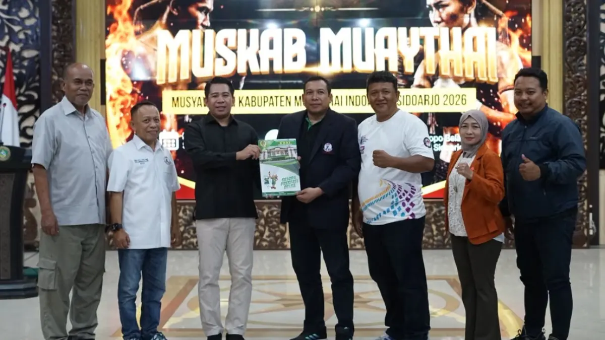 AKLAMASI: Muh Zakaria Dimas Pratama (tiga dari kiri) ditetapkan sebagai Ketua Umum Pengkab Muaythai Indonesia Kabupaten Sidoarjo periode 2026–2030.