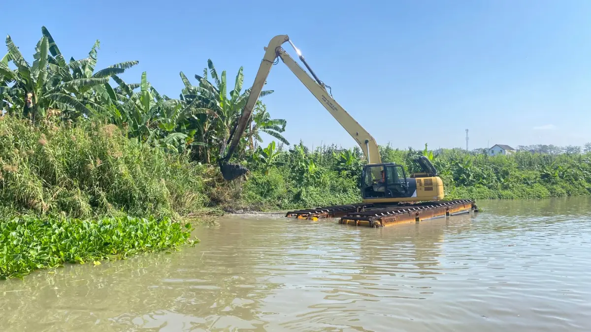 DIKEBUT: Normalisasi sungai dan pembersihan saluran irigasi di Kabupaten Sidoarjo saat musim kemarau.