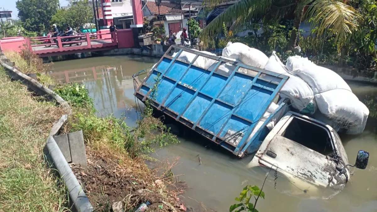 KECELAKAAN: Kondisi truk saat terjun ke sungai di Gedangan, Sidoarjo.&nbsp;