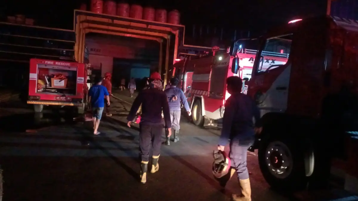 MENYALA: Petugas berusaha memadamkan api saat kebakaran melanda gudang di Trosobo, Sidoarjo.&nbsp;