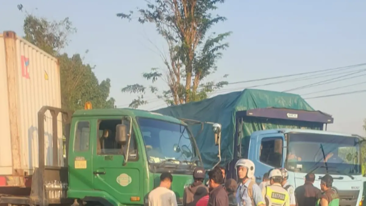 JALUR TENGKORAK: Kecelakaan lalu lintas terjadi di Jalan Raya Desa Singkalan, tepatnya di depan pintu TPS PT Tjiwi Kimia, Kecamatan Balongbendo.