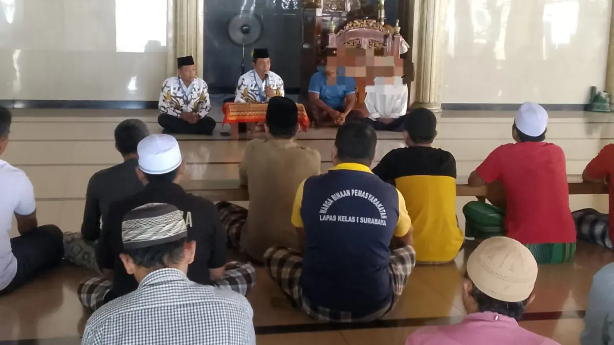 KHIDMAT: Masjid Lapas Kelas I Surabaya di Porong, Sidoarjo, Kamis (16/7), dipenuhi warga binaan yang mengikuti kajian keagamaan rutin.