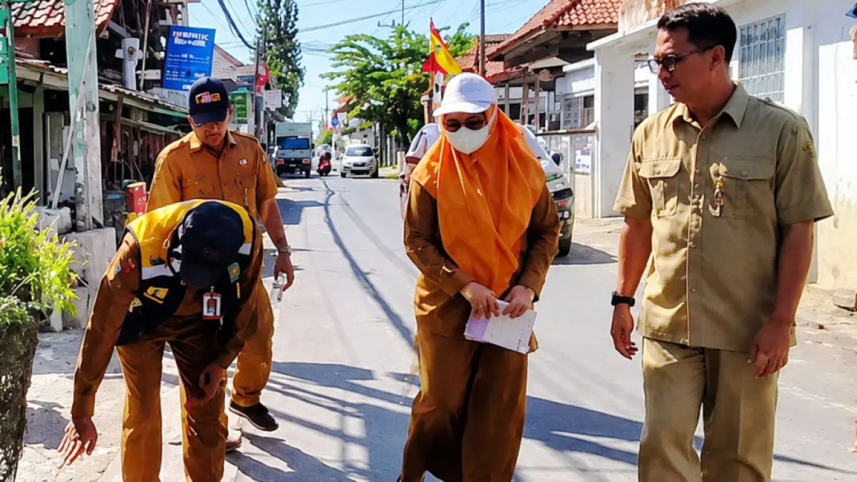 DIMULAI: Dinas Pekerjaan Umum Bina Marga dan Sumber Daya Air (DPUBMSDA) Sidoarjo saat melakukan pengecekan sebelum betonisasi Jalan Tambakcemandi-Tambakoso dikerjakan.

