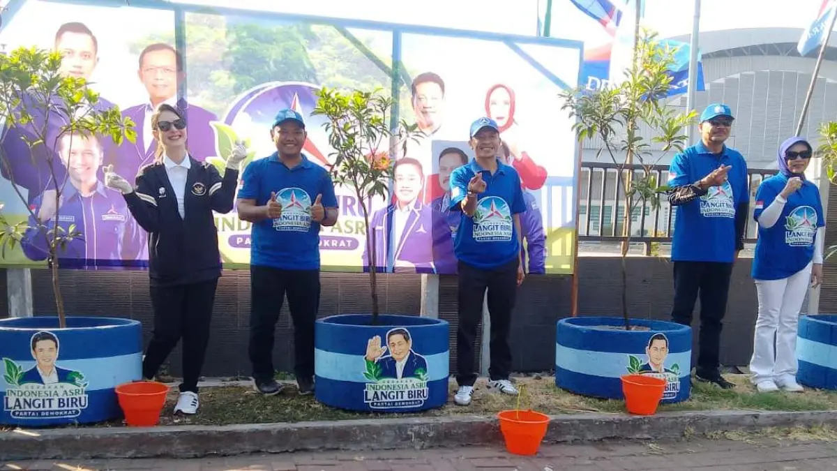 HIJAU: Arumi Bachsin dan Wakil Bupati Sidoarjo Mimik Idayana menanam pohon di area parkir sisi timur Gelora Delta Sidoarjo (GDS), Jumat (17/7). (DIKY SANSIRI/RADAR SIDOARJO)