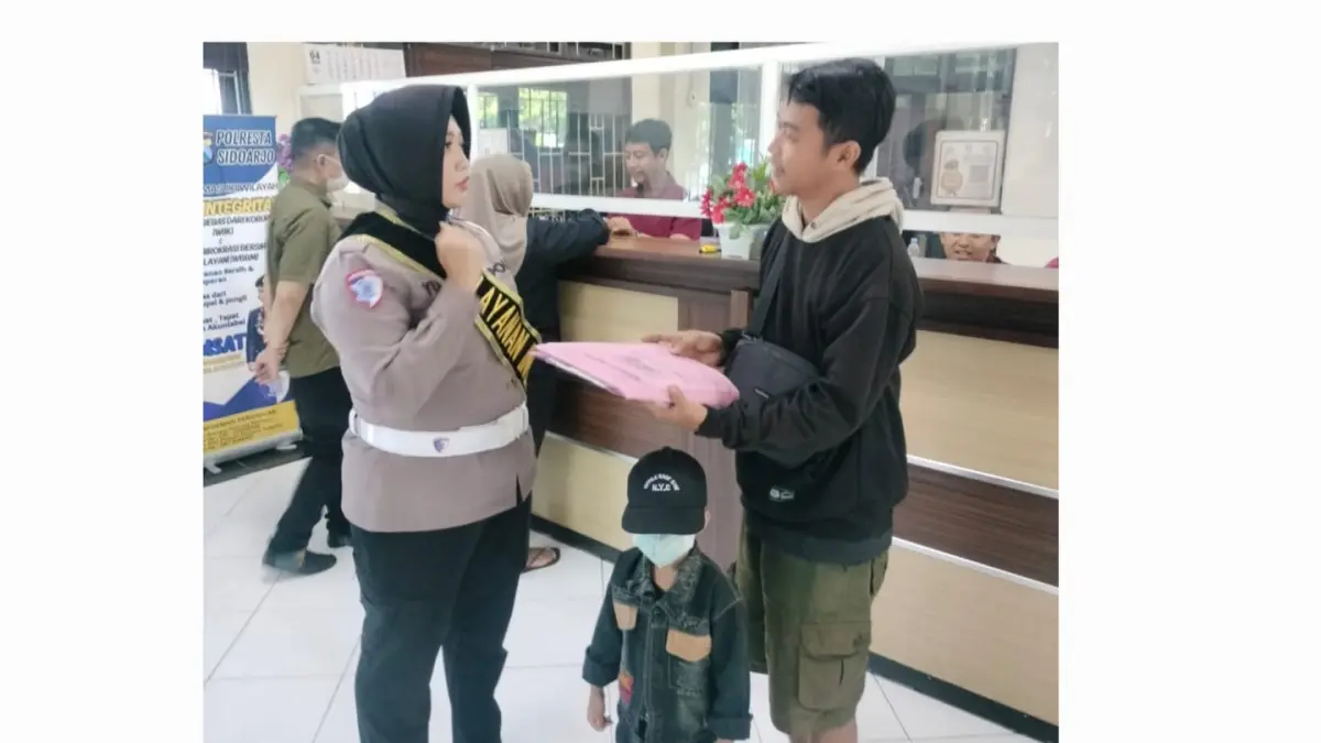 NYAMAN: Sejumlah warga mengurus administrasi STNK di Samsat Polresta Sidoarjo.