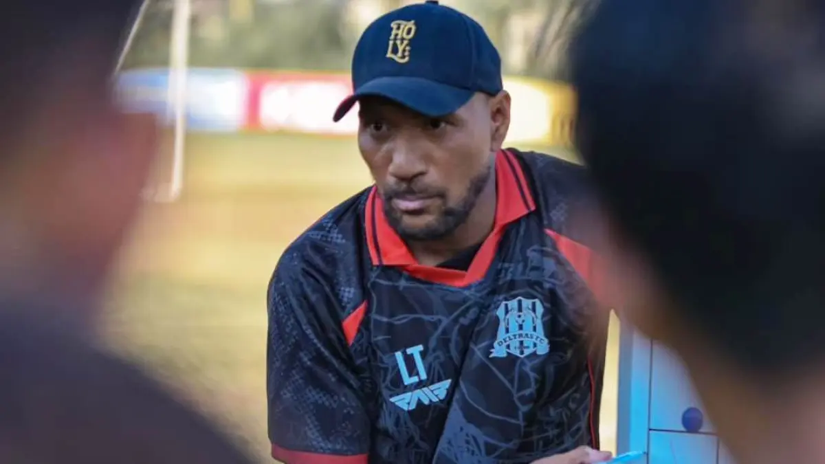 
Pelatih Deltras Sidoarjo Leonard Tupamahu. (FOTO DELTRAS FC)