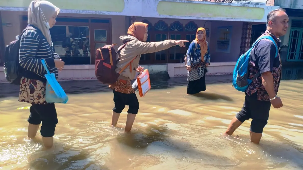 ROB: Para guru SDN 2 Sawohan, Buduran, Sidoarjo saat berangkat ke sekolah.