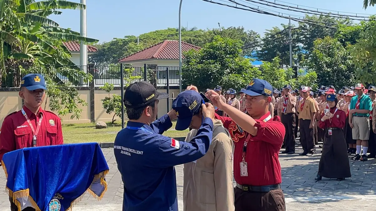 LANCAR: Kepala SMP Hang Tuah 6 Excellent Juanda Ari Sutrijono saat menutup kegiatan MPLS Jumat (17/7).