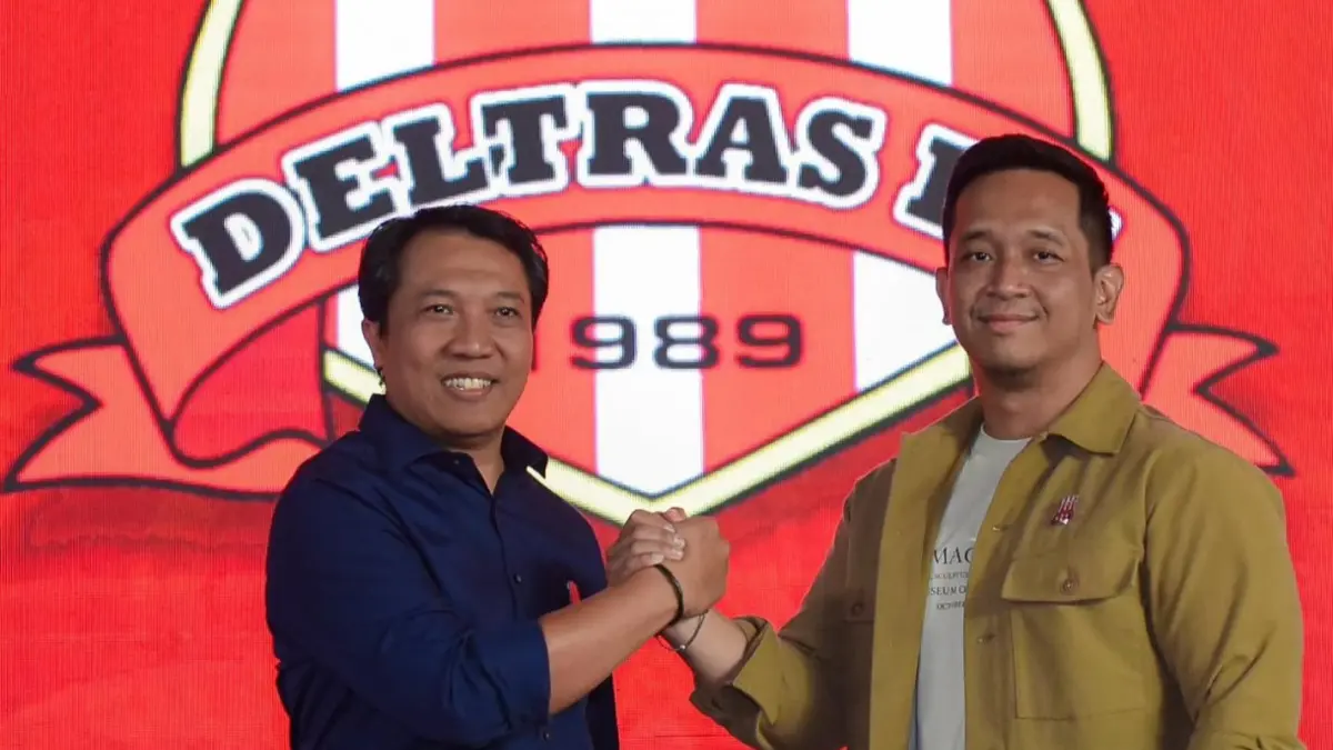 SEMANGAT BARU: CEO Deltras FC Amir Burhannudin (kiri) dan Presiden Klub Deltras FC Sidoarjo Deddy Adrianto Wibowo diperkenalkan ke publik, Jumat (17/7) sore.