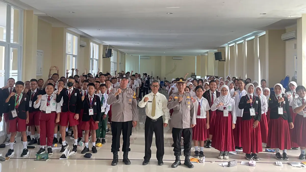 TAMBAH ILMU: Perwakilan Kapolsek Sedati saat memberikan materi pendidikan berlalulintas kepada murid SMP Hang Tuah 6 Excellent Juanda.