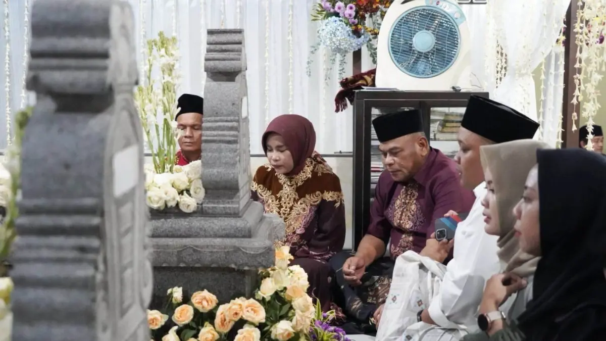 KHIDMAT: Wakil Bupati Sidoarjo Mimik Idayana beserta suami Rahmat Muhajirin berziarah dan berdoa di makam Mbah Kyai Kalam.
