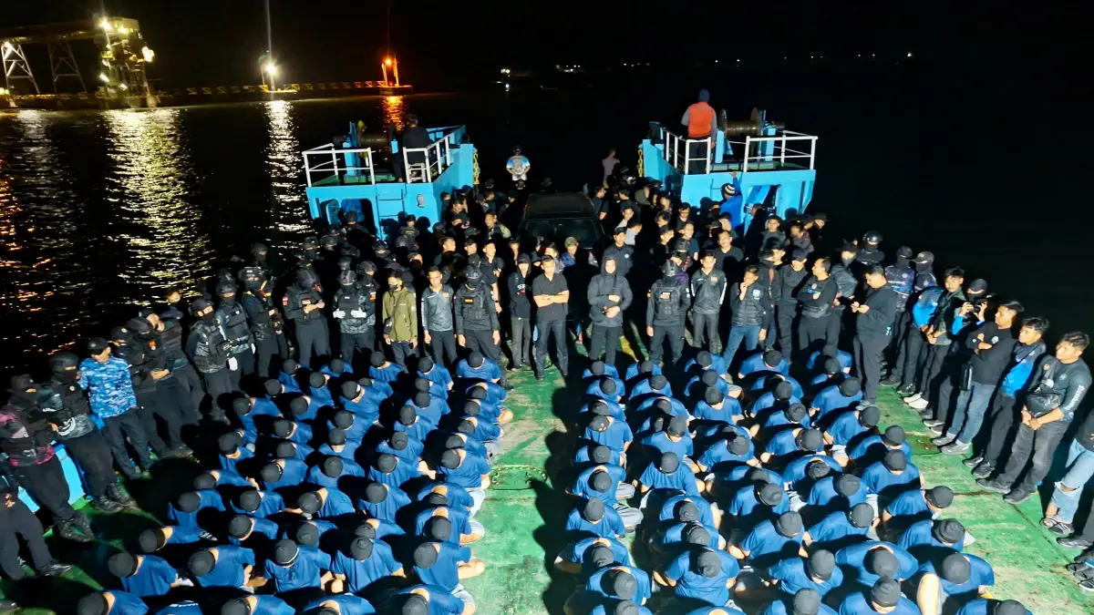 ANTISIPASI: Sebanyak 115 narapidana kategori high risk dari Lapas Kelas I Surabaya di Porong dipindahkan ke sejumlah lapas di Pulau Nusakambangan dengan pengawalan ketat.