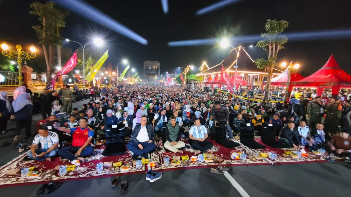 ANTUSIAS: Bupati Sidoarjo Subandi bersama Forkopimda dan warga nobar final piala dunaia bersama Jalan Cokronegoro di depan Pendapa Delta Wibawa.