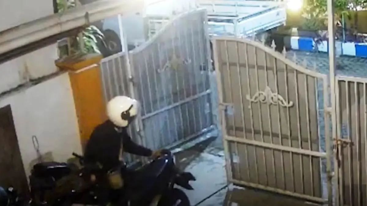 LIHAI: Tangkapan layar rekaman CCTV yang merekam aksi pencurian sepeda motor di Desa Anggaswangi, Kecamatan Sukodono.