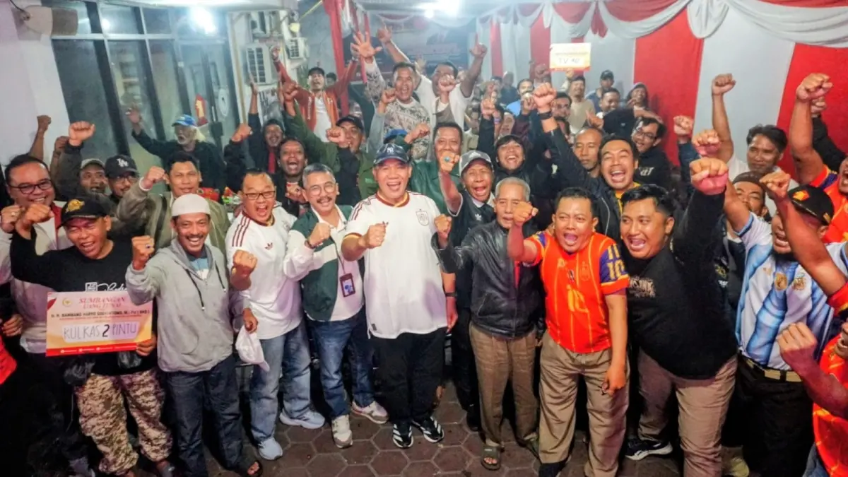 MERIAH: Ketua Kelompok Fraksi (Kapoksi) Komisi VII DPR RI Fraksi Partai Gerindra Bambang Haryo Soekartono (BHS) menghadiri nonton bareng final Piala Dunia 2026 di Sidoarjo, Senin (20/7). (RUDIANTO/RADAR SIDOARJO)