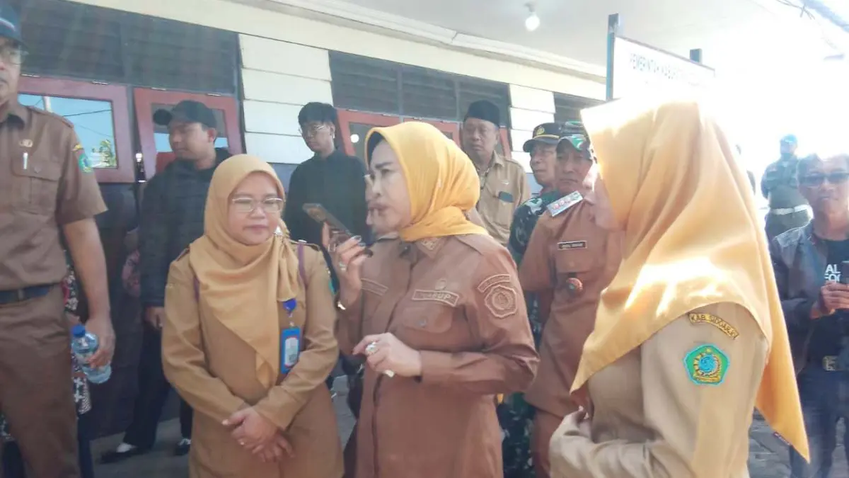 RESPON CEPAT: Wabup Sidoarjo Mimik Idayana didampingi Plt Kadis Pendidikan dan Kebudayaan Dr. Netti Lastiningsih meninjau kondisi SDN Kupang 4 Jabon yang mengalami kerusakan, Senin (20/7). (DIKY SANSIRI/RADAR SIDOARJO)