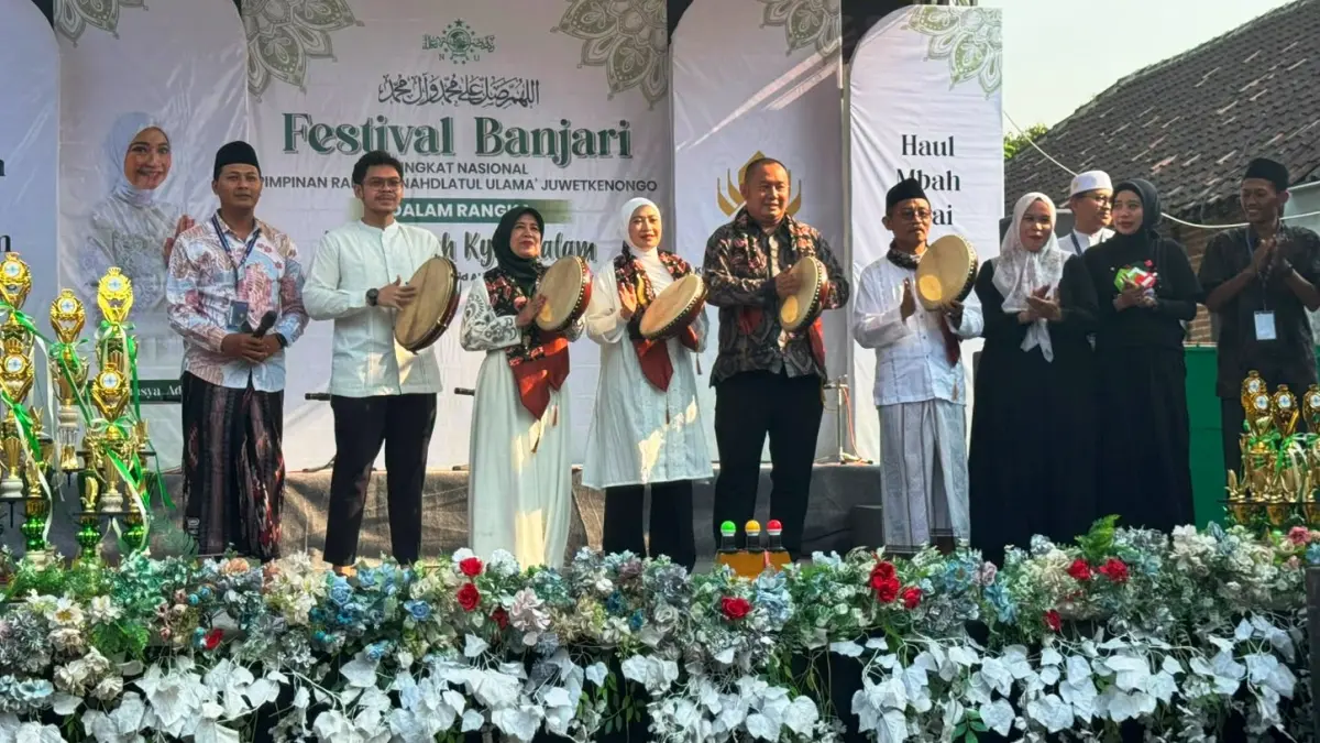 SEMARAK: Anggota Komisi X DPR RI Adela Kanasya (empat dari kiri) hadiri Festival Banjari Tingkat Nasional resmi digelar di Desa Juwet Kenongo, Kecamatan Porong, Kabupaten Sidoarjo.&nbsp;