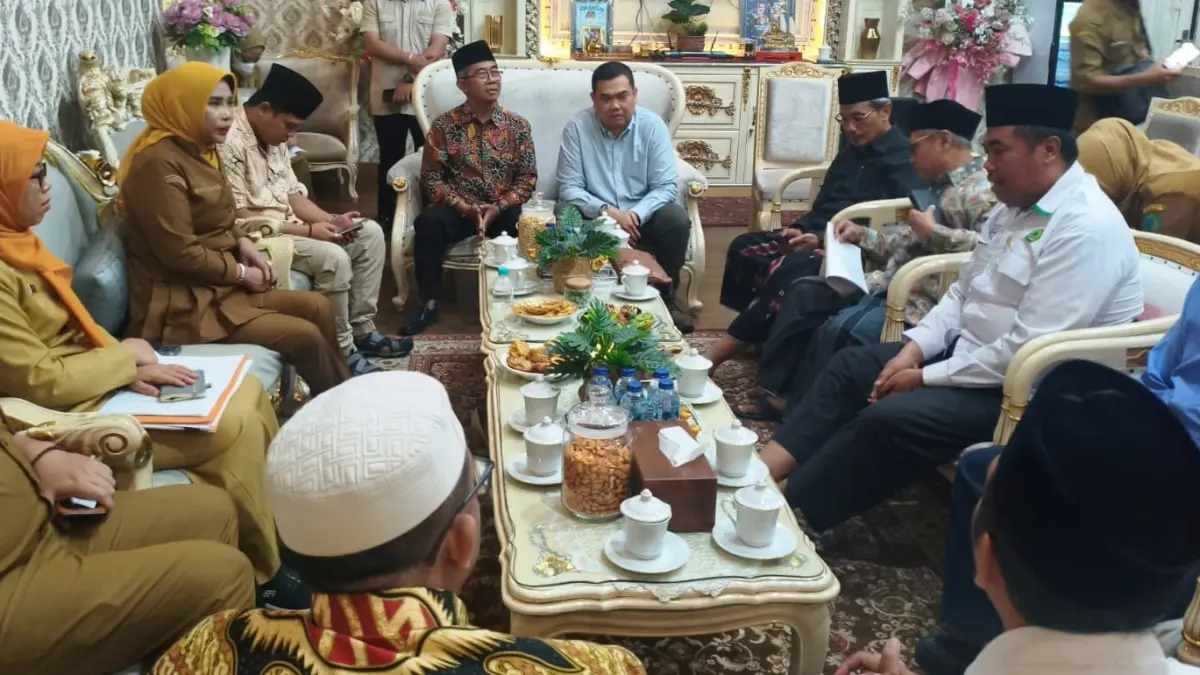 CARI SOLUSI: Wakil Bupati Sidoarjo Mimik Idayana menggelar pertemuan dengan MUI Kabupaten Sidoarjo untuk membahas dugaan peredaran minuman keras (miras) secara terselubung. (DIKY SANSIRI/RADAR SIDOARJO)