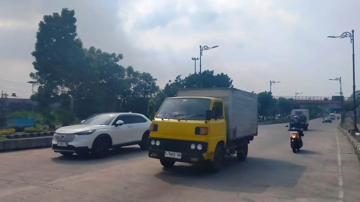 

HARUS PATUH: Pengendara kendaraan bermotor melintas di Jalan Frontage Road, Gedangan, Sidoarjo. (SURYANTO/RADAR SIDOARJO)