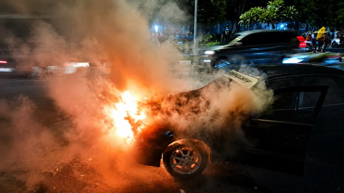 MEMBARA: Salah satu mobil terbakar diduga karena korsleting listrik.

&nbsp;