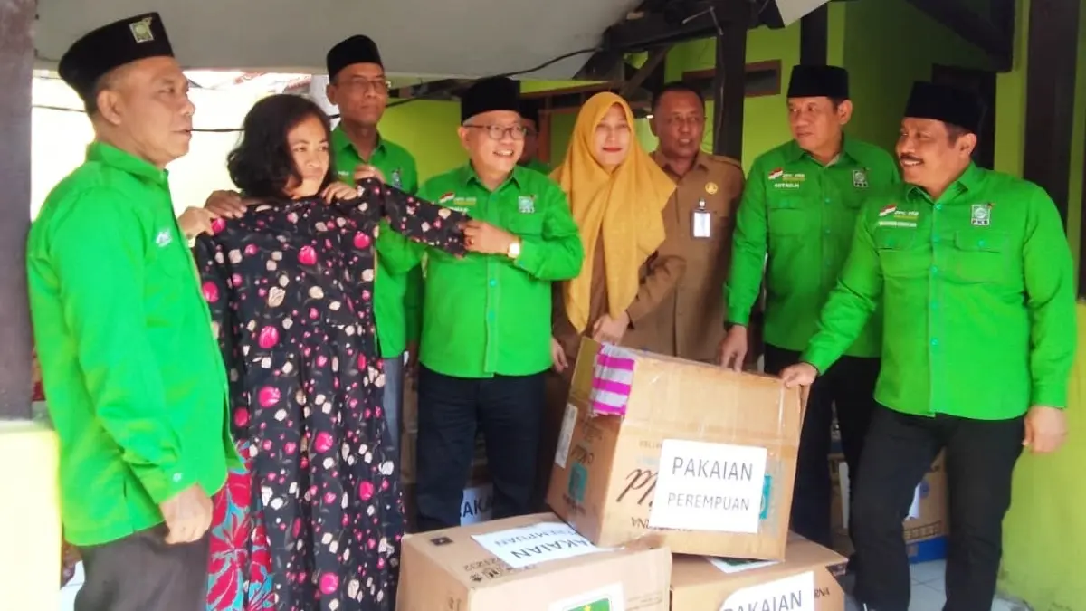 PEDULI: Fraksi PKB Sidoarjo saat menyerahkan 22 dus pakaian kepada Liponsos Sidoarjo, Selasa (21/7). (DIKY SANSIRI/RADAR SIDOARJO)
