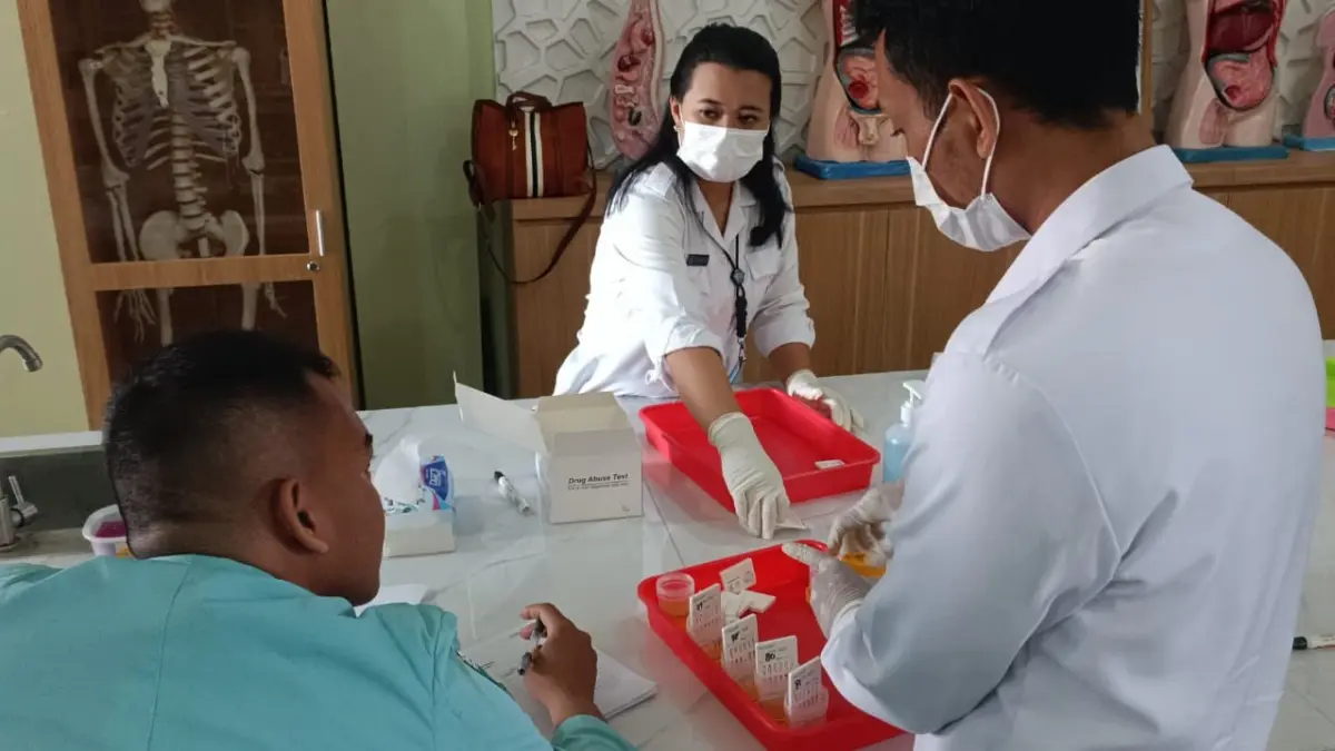 PENCEGAHAN: Sejumlah pelajar menjalani tes urine sebagai bagian dari upaya pencegahan penyalahgunaan narkoba di lingkungan sekolah.