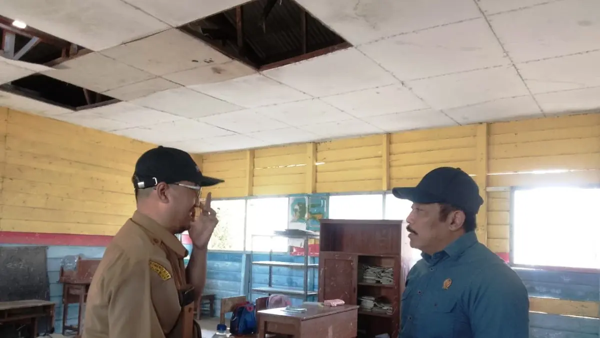 
PRIHATIN: Ketua Komisi D DPRD Sidoarjo Moch Dhamroni Chudlori (kanan) meninjau kondisi SDN Kupang 4 Jabon yang berada di wilayah terpencil Kecamatan Jabon. (DIKY SANSIRI/RADAR SIDOARJO)